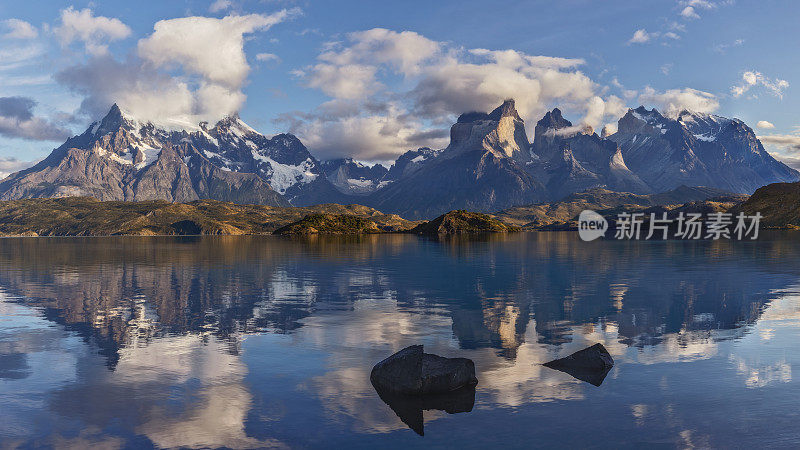 Pehoe湖和Cuernos山峰在早晨，Torres del Paine国家公园，智利